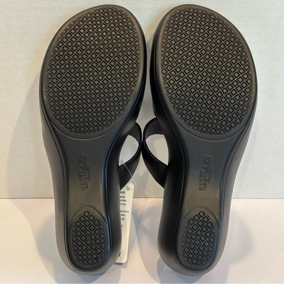 NWT Eastland Women's Black Thong Laurel Wedge Sandals SZ 7 - Picture 7 of 10